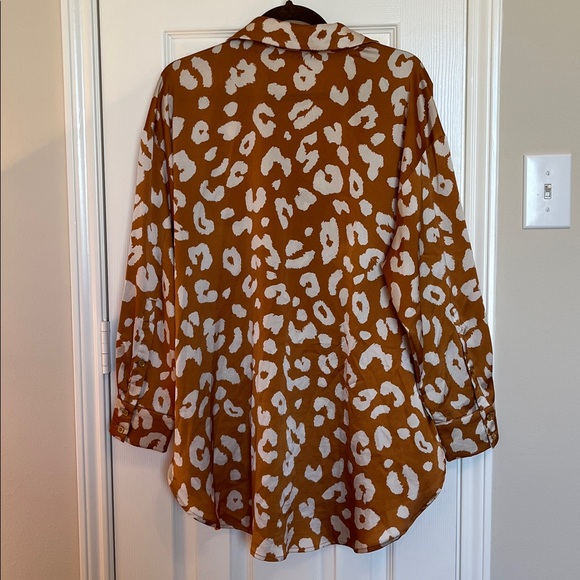 Entro Leopard Hi Lo Button Down Blouse - Picture 5 of 9